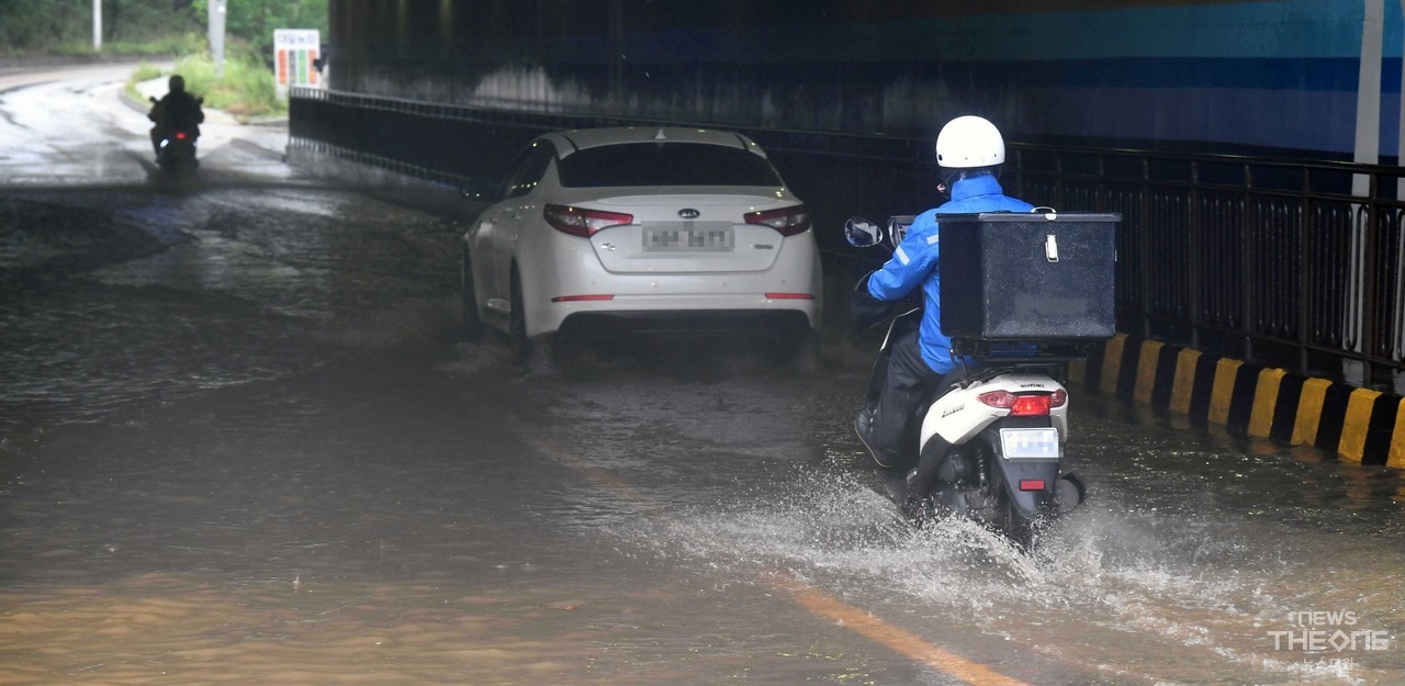 새벽부터 폭우가 쏟아진 30일 오전 인천시 남동구 만수동 만수고등학교 인근 물에 잠긴 도로를 배달에 나선 오토바이들이 통행하고 있다. (사진=임순석 기자)