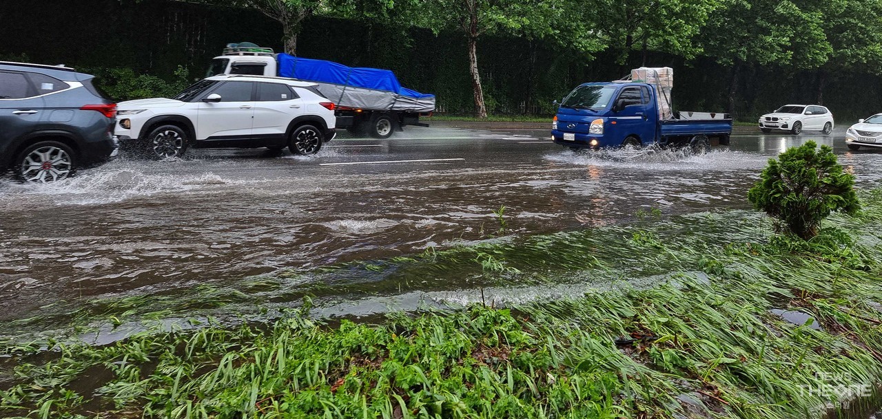 새벽부터 폭우가 쏟아진 30일 오전 인천시 남동구 만수동 영동고속도로 입구가 물에잠겨 차량 통행에 불편을 겪고 있다. (사진=임순석 기자)