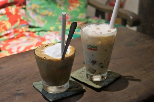 콩카페에서 맛본 코코넛커피와 밀크티.