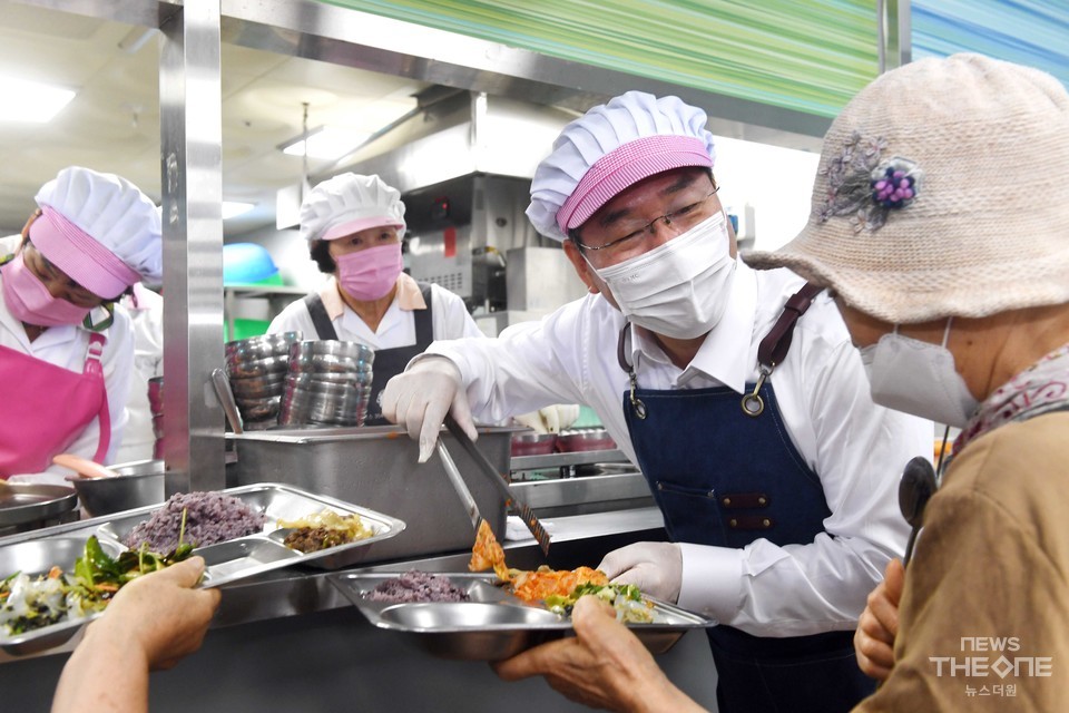 유정복 인천시장이 1일 인천 미추홀구 노인복지관 급식소에서 어르신들을 위한 배식 봉사를 하고 있다. (사진=임순석 기자)