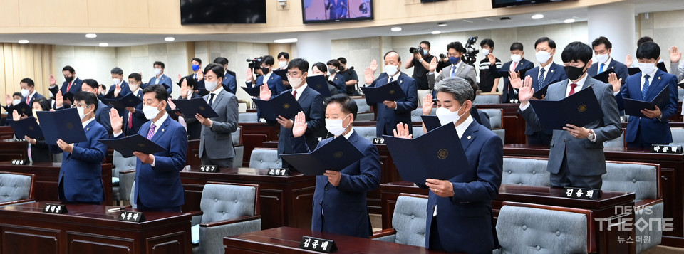 1일 오후 인천시의회 본회의장에서 열린 제9대 인천시의회 개원식에서 의원들이 선서를 하고 있다.  (사진=임순석 기자)