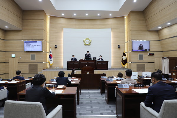 서울 용산구의회는 7월 5일 제275회 임시회 제1차 본회의를 열어 제9대 의회 전반기를 이끌어 갈 의장단을 선출했다.(사진=용산구의회 제공)