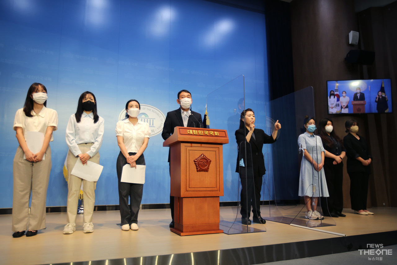 6일 오전 국회 소통관에서 김용민 더불어민주당 의원과 여성 청년당원들은 지도부 선출과 관련해 기자회견을 하고 있다. (사진=최동환 기자)