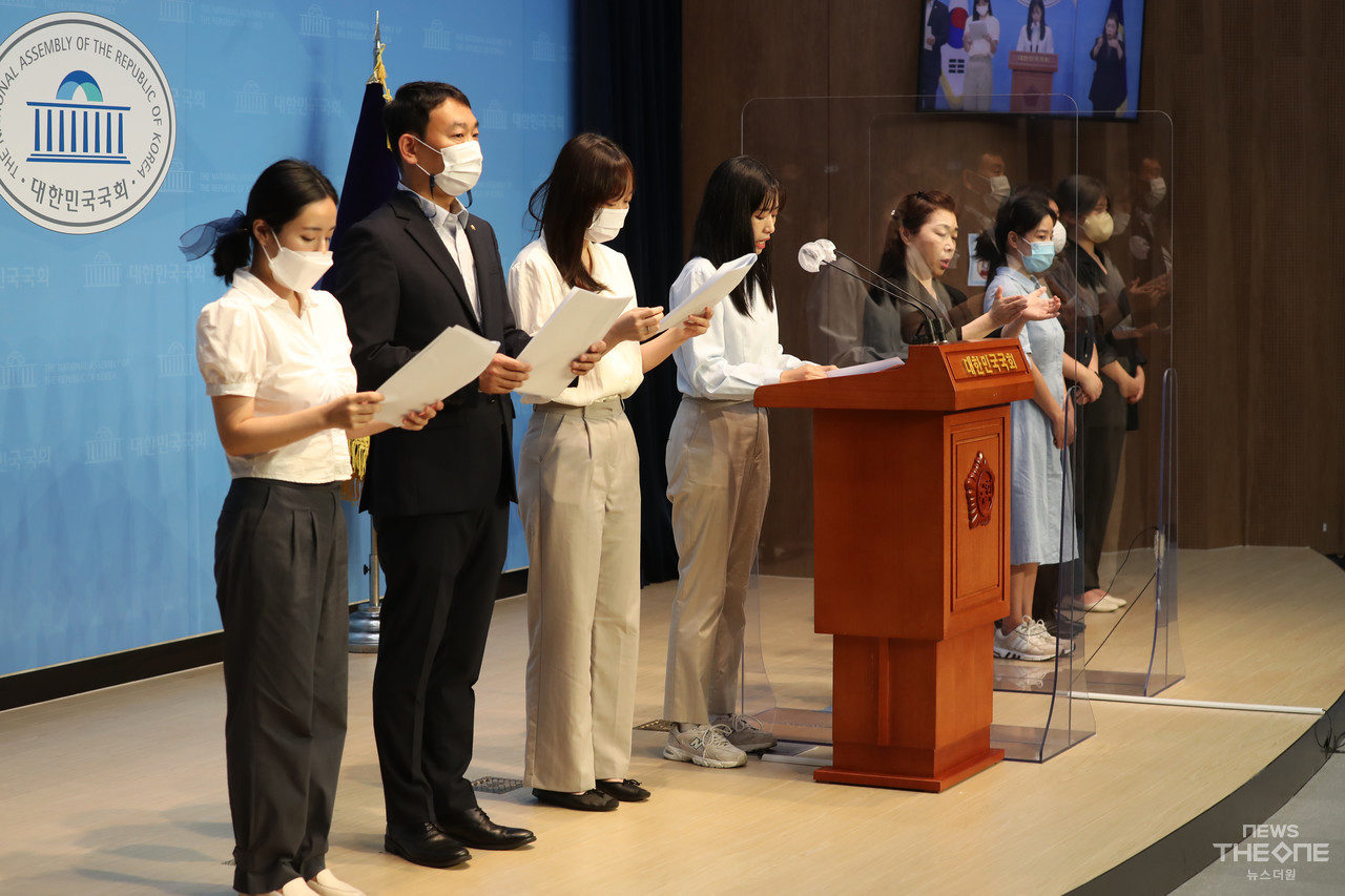 기자회견에 참석한 더불어민주당 여성 청년당원들. (사진=최동환 기자)