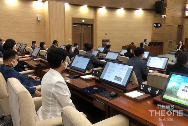 충남 천안시의회 제251회 임시회에서 의원들이 발언자의 말을 듣고 있다. (사진=최진섭 기자)