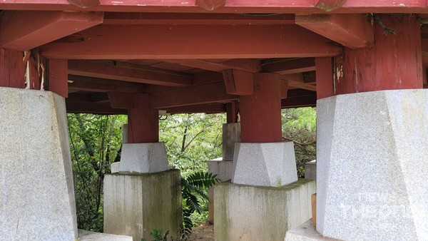 파손된 천마정 기둥. (사진=김성곤 기자)