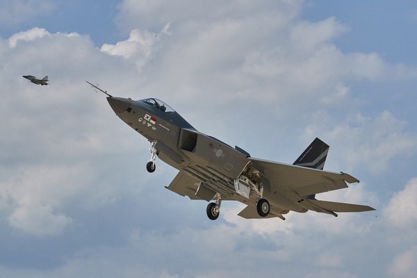 19일 오후 4시 13분을 기해 첫 국산 전투기 KF-21 비행에 성공했다.(사진=연합뉴스)