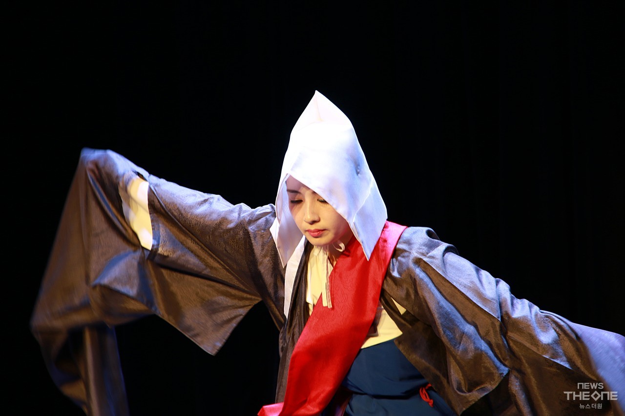 충남무형문화재 27호 승무의 춤사위를 보여주고 있는 이애리 단장. (사진=박두웅 기자)
