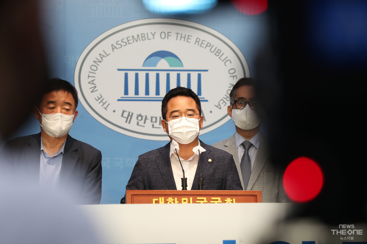 민병덕 의원이 대형마트 의무휴업 페지 반대 기자회견에서 발언하고 있다.(사진=최동환 기자)