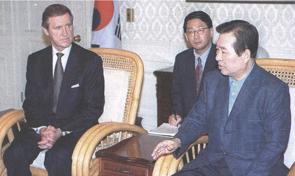 1999년 7월 29일 김대중 전 대통령이 대통령 여름휴가지인 청남대에서 한국을 방문한 윌리엄 코인 미국 국방장관을 맞이해 이야기하고 있다. (사진=대한민국 정부 정책브리핑)