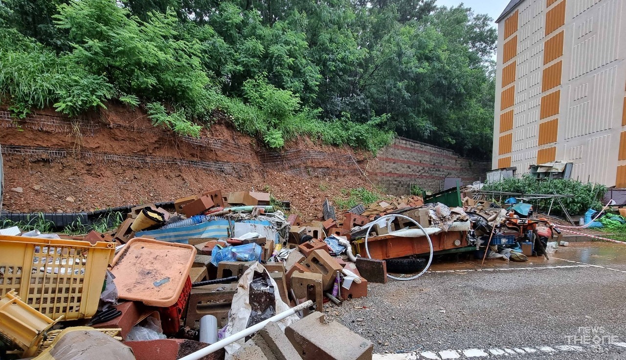 8일 중부지방에 쏟아진 폭우로 붕괴된 인천시 중구 운남동 예담주택 옹벽. (사진=임순석 기자)