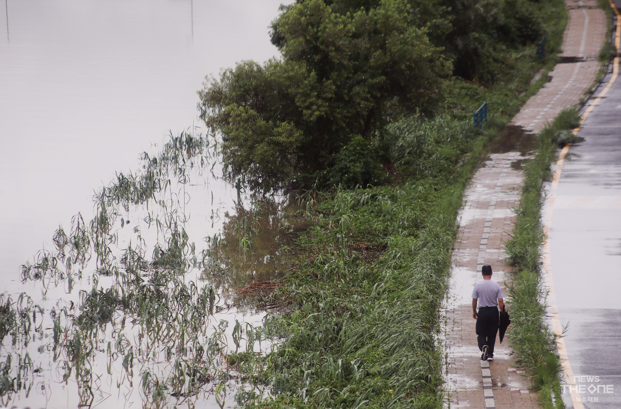 ‘출입 금지 무시하는 안전불감증’ 9일 오후 폭우로 불어난 서울 중랑천 인근을 한 시민이 위태롭게 걷고 있다. (사진=장성협 기자)