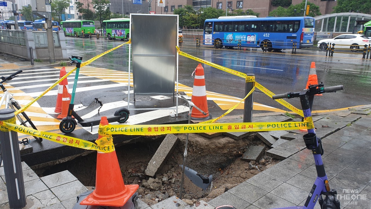 9일 오전 서울 반포 고속터미널 인근 도로가 폭우를 견디지 못하고 무너져 내렸다. (사진=백현광 기자)