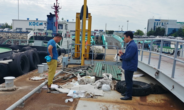 인천항만공사 직원이 인천항 부잔교 시설물에 대한 안전점검을 하고 있다. (사진=인천항만공사)
