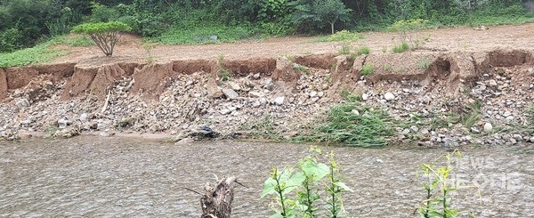 홍천군 화촌면 송정리 농장의 일부가 폭우로 유실됐다. (사진=이동희 기자)