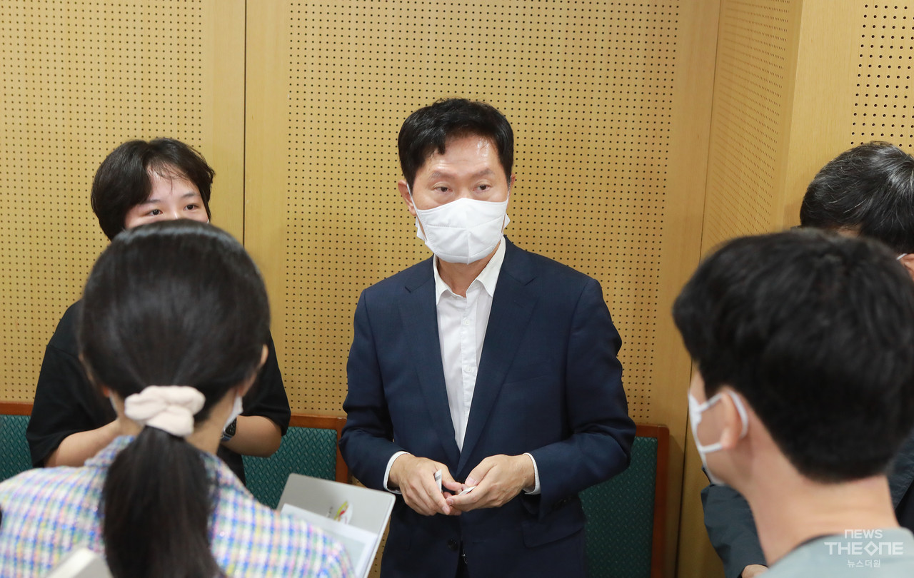 유연식 서울시 기후환경본부장이 자원회수시설 설치 계획을 발표한 뒤 기자들로부터 추가 질문을 받고 있다. (사진=장성협 기자)