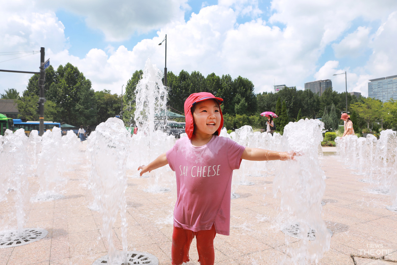 17일 오후 서울광장 앞 분수대에서 한 아이가 행복한 표정을 짓고 있다. (사진=장성협 기자)