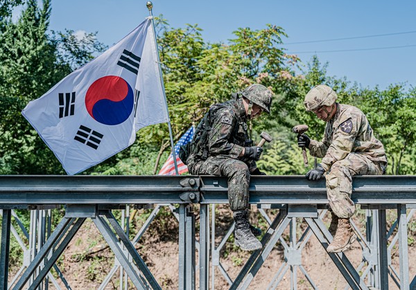 제1117공병단과 美11 공병대대는 8월 23일(화)부터 30일(화)까지 경북 경산에 위치한 공병 야외 전술훈련장에서 ‘韓美연합 상용 교량 구축훈련’을 실시 중에 있다.(사진=국방부)