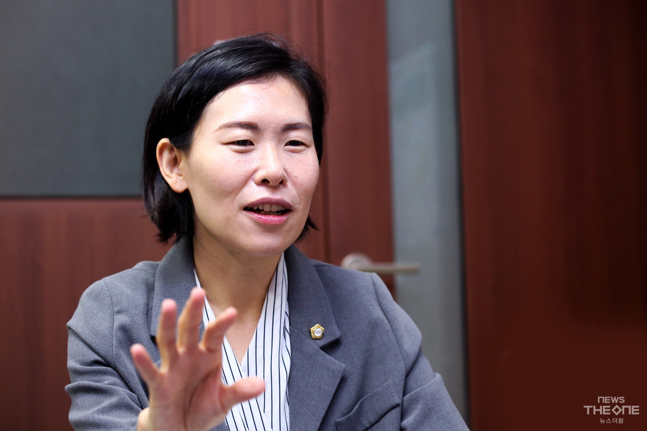 최근 뉴스더원과 인터뷰를 진행한 손민기 강남구의회 의원이 자신이 주력하고 있는 정책들에 대해 설명하고 있다. (최동환 기자)