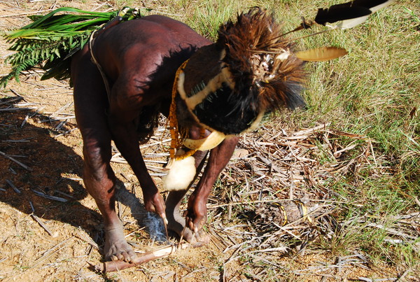 원시적인 방법으로 불을 얻는 파푸아뉴기니 원주민. (전운성)