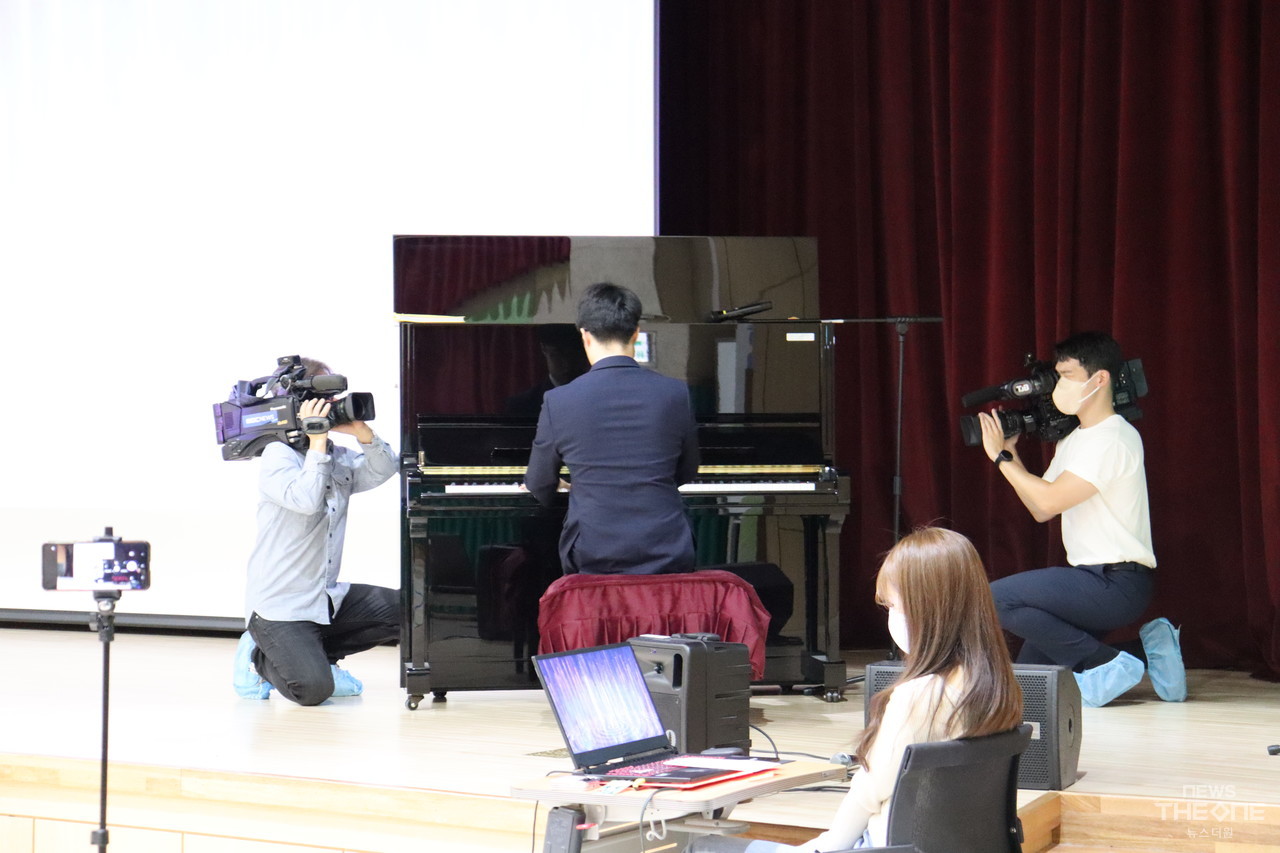 피아노 연주로 좌중을 압도하고 있는 어울림의 길준성 단원의 공연. 많은 매체들도 이날 공연을 보도하기 위해 취재경쟁을 펼쳤다. (이주은 기자)