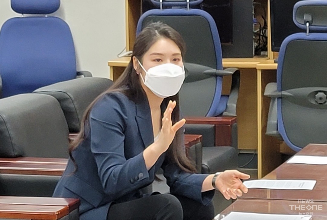 김슬지 전북도의원이 22일 전북교육청에서 기자회견을 갖고  ‘새만금 세계스카우트잼버리 참가비 지원 조례안’을 발의한 배경에 대해 설명하고 있다. (박은희 기자)