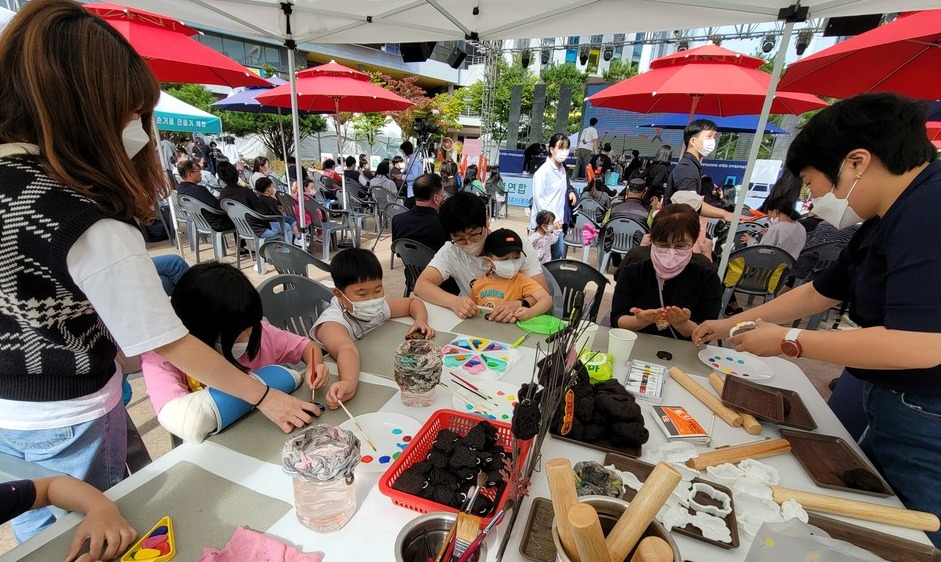 전주시 평생학습한마당축제가 지난 23일 한국전통문화전당 일원에서 개막한 가운데 시민들이 체험을 하고 있다. (박은희 기자)