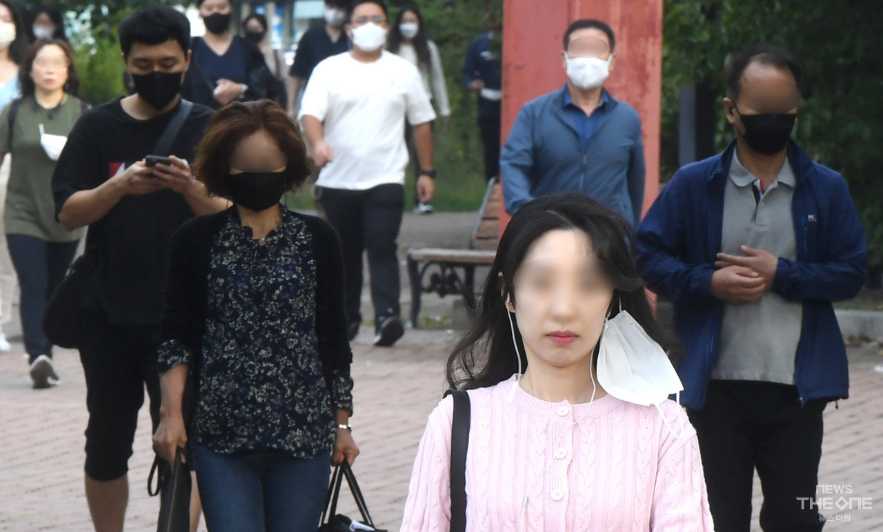 실외마스크 착용 의무가 해제된 26일 오전 인천시 연수구 동춘역 인근에서 일부 시민들이 마스크를 벗고 출근 하고 있다. (임순석 기자)