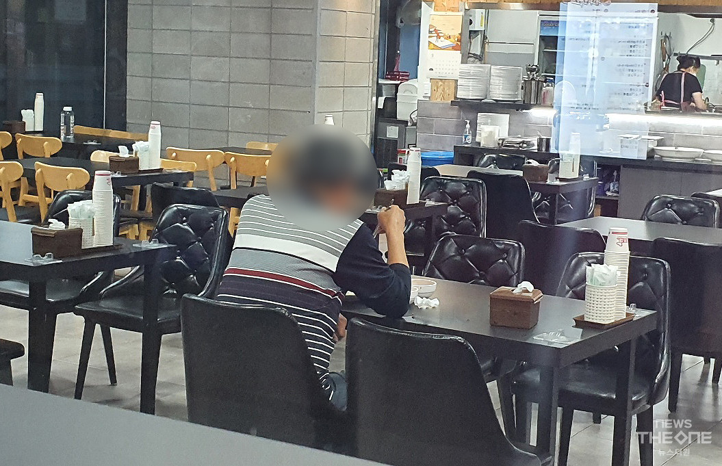 택시기사 윤정복(68)씨는 늦은 저녁 식사를 구로디지털단지 인근 구내식당에서 하고 있다. (장성협 기자)