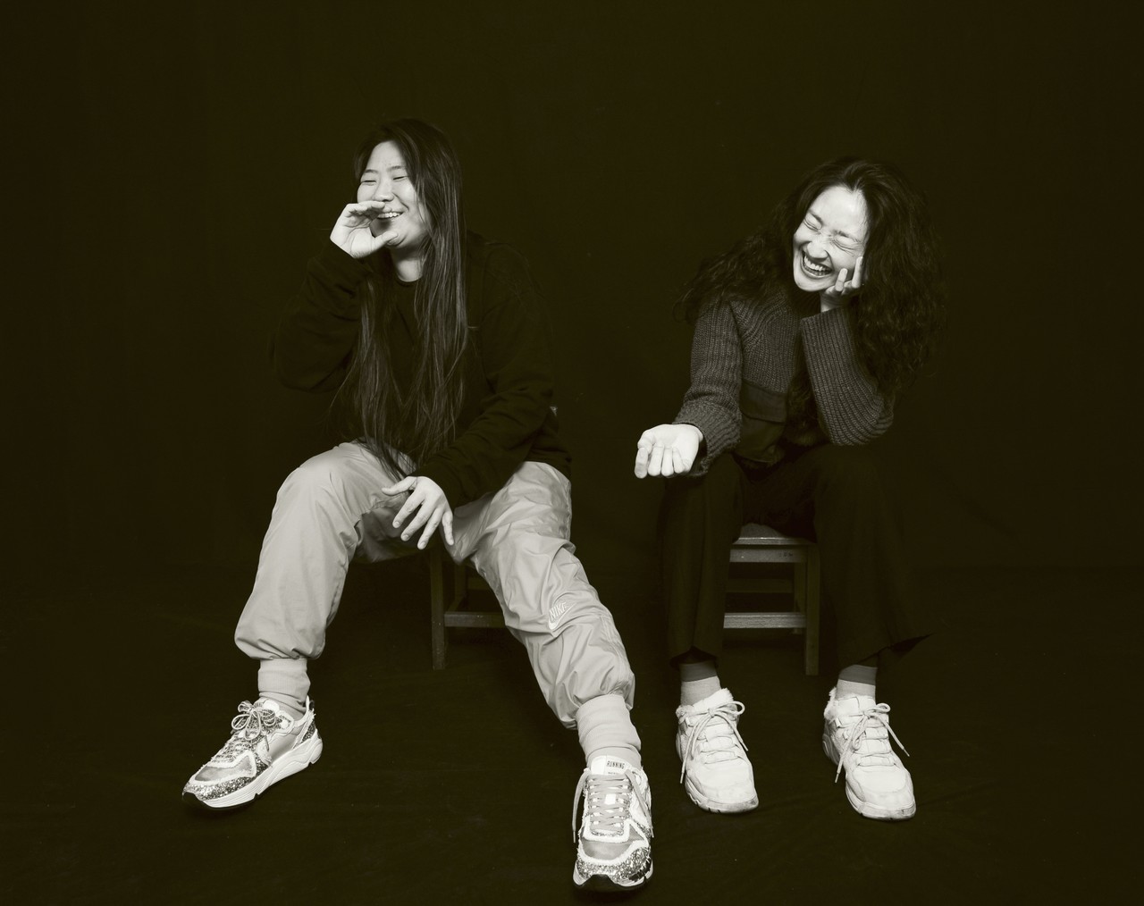 전시작가 김안나(왼쪽)와 현대무용가 박민영이 환하게 웃고 있다. (스튜디오 필로 제공)