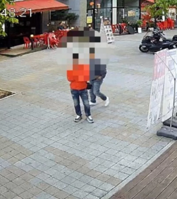 CCTV에 포척된 남자 2몀의 사진 (보내드림 갈무리)