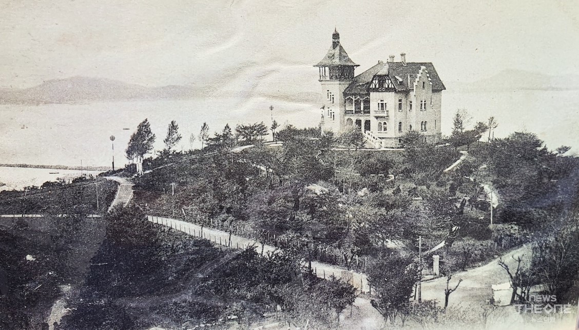 해설사가 보여 준 1900년대 초 자유공원 정상에 있던 존스턴 별장의 모습. (사진=인천시)