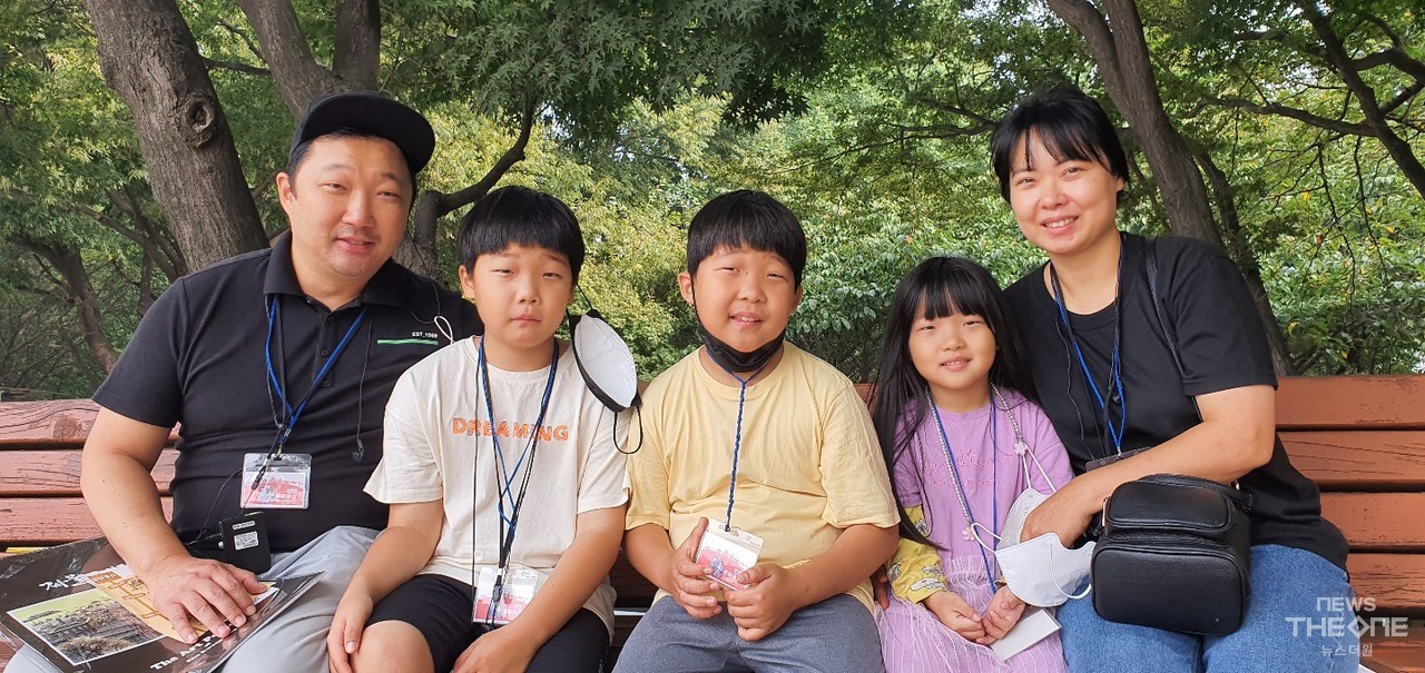 자유공원에서 아빠 강한영씨 가족들이 즐거운 표정을 짓고 있다. (장철순 기자)