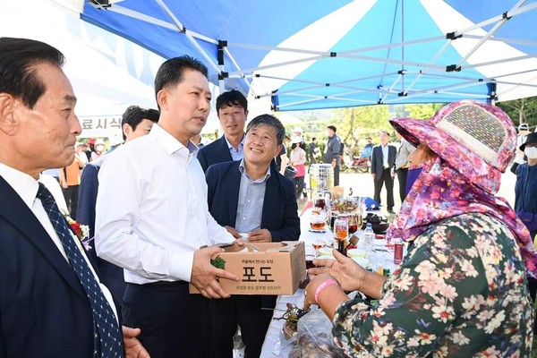 제14회 청정무을 농산물버섯축제에서 김장호 구미시장이 농민에게 포도를 선물하고 있다. (구미시 제공)