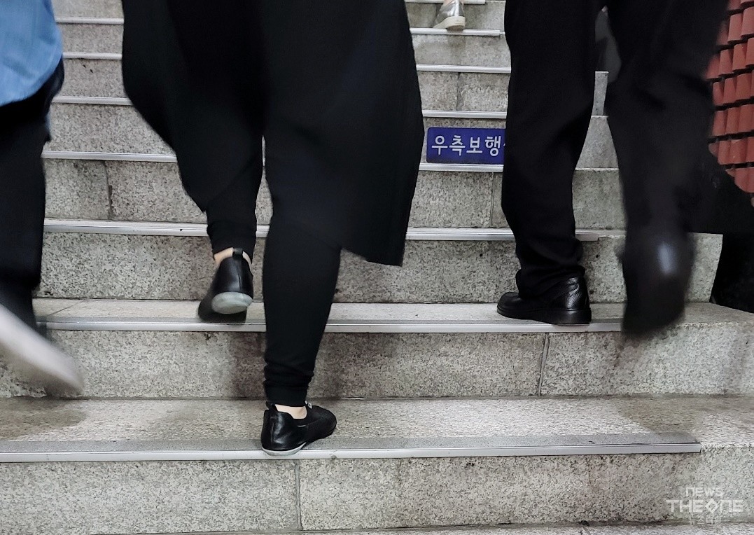 시민들이 '우측보행' 안내 스티커를 외면한 채 걷고 있다.(박은희 기자)