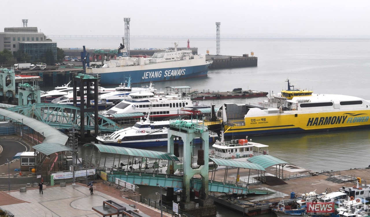 제12호 태풍 '오마이스'가 북상하는 23일 오후 인천시 중구 연안부두에 여객선들이 정박해 있다. ⓒ임순석 기자
