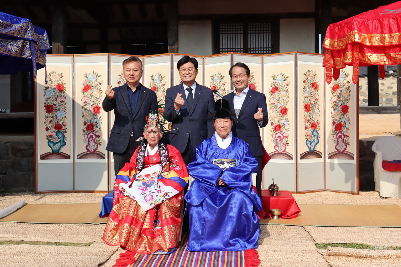 홍성국 의원(뒤쪽 좌측)과 이춘희 세종시장(가운데), 강준현 의원(우측)도 회혼례식에 참석해 자리를 빛냈다. ⓒ이주은 기자