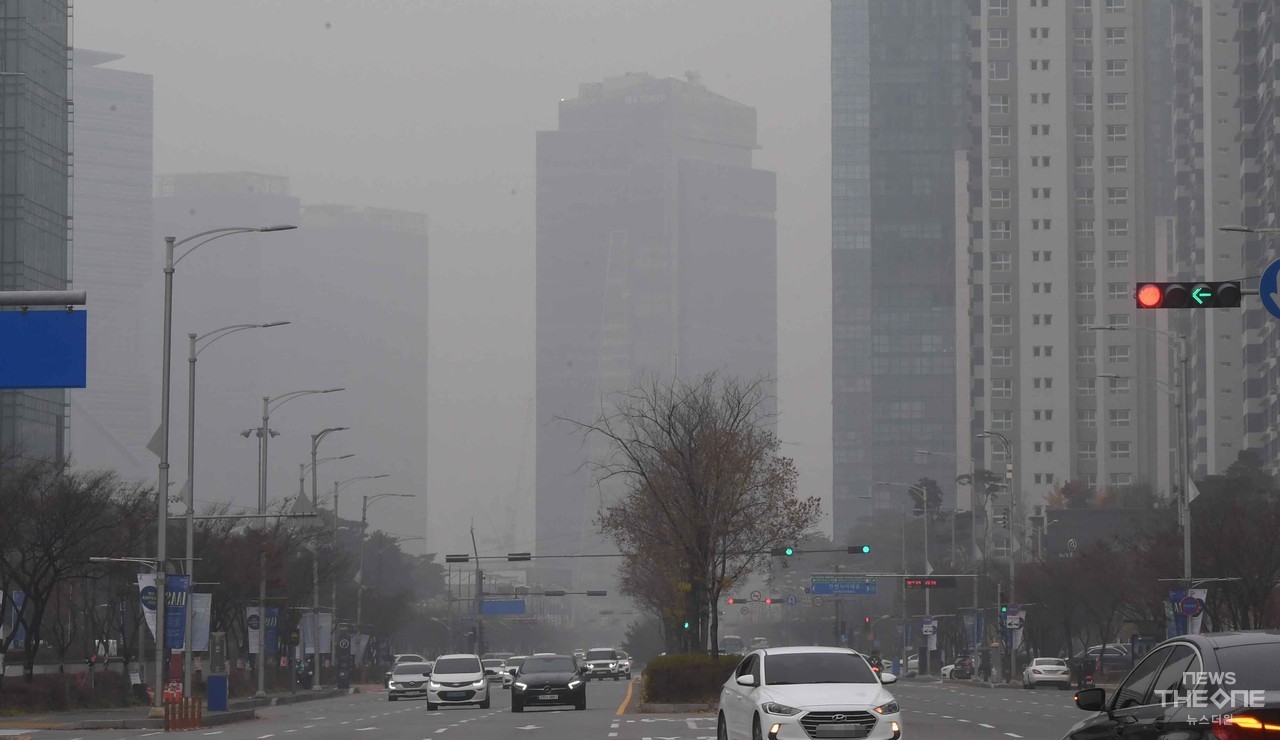 수도권에 미세먼지 비상저감조치가 내려진 21일 오전 미세먼지로 뒤덮인 인천 송도 국제도시. ⓒ임순석 기자