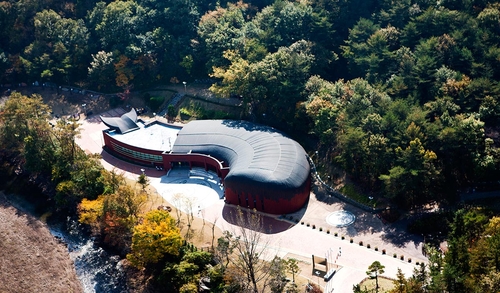 반구대암각화와 관련해 다양한 자료를 전시 중인 ‘울산암각화박물관’. 건물이 고래 형상을 하고 있다. Ⓒ울산시
