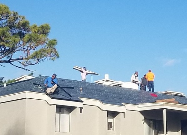 플로리다주 올랜도시 소재 한 아파트의 지붕 교체 모습. (사진=코리아위클리)