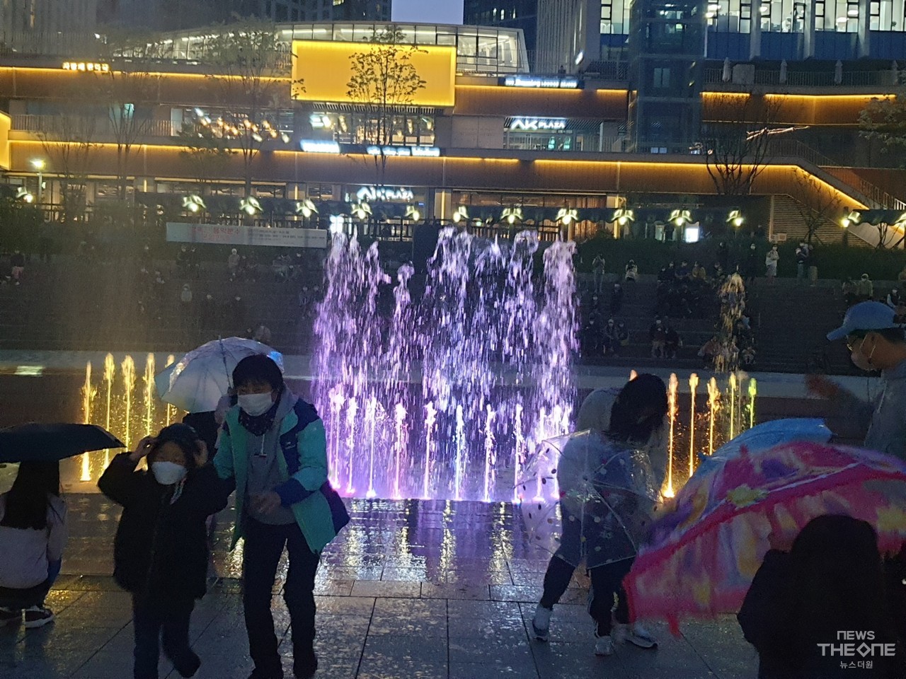 시원한 물줄기와 함께 퍼진 물줄기에 시민들이 우산을 쓰고 음악분수를 즐기고 있다. (사진=이주은 기자)