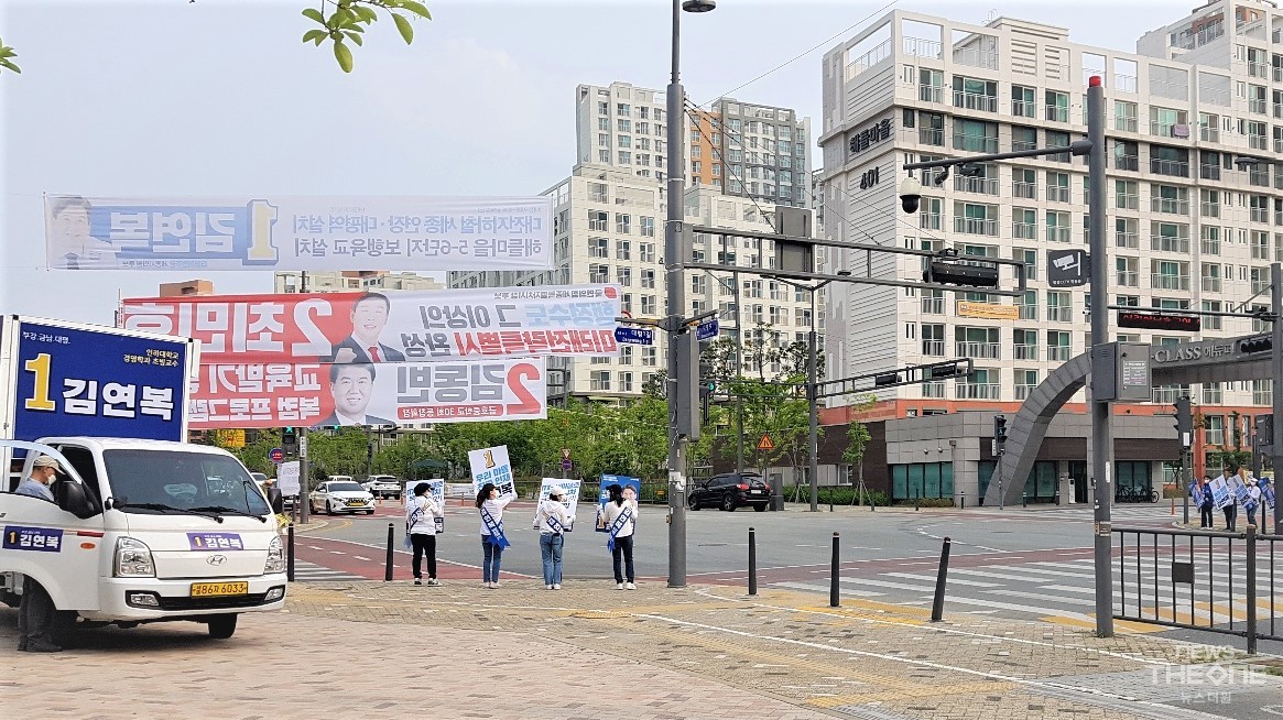 19일 오전 대평동 거리유세 모습. 제3선거구에 출마한 김연복 유보 운동원들이 지지를 호소하고 있다. (사진=이주은 기자)