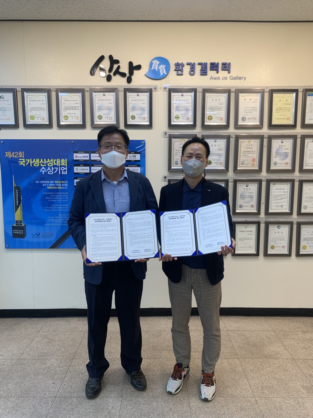 박희제 서구문화도시센터장(오른쪽)과 김상길 인천환경공단 이사장이 업무협약을 맺었다. (사진=인천시 서구) 