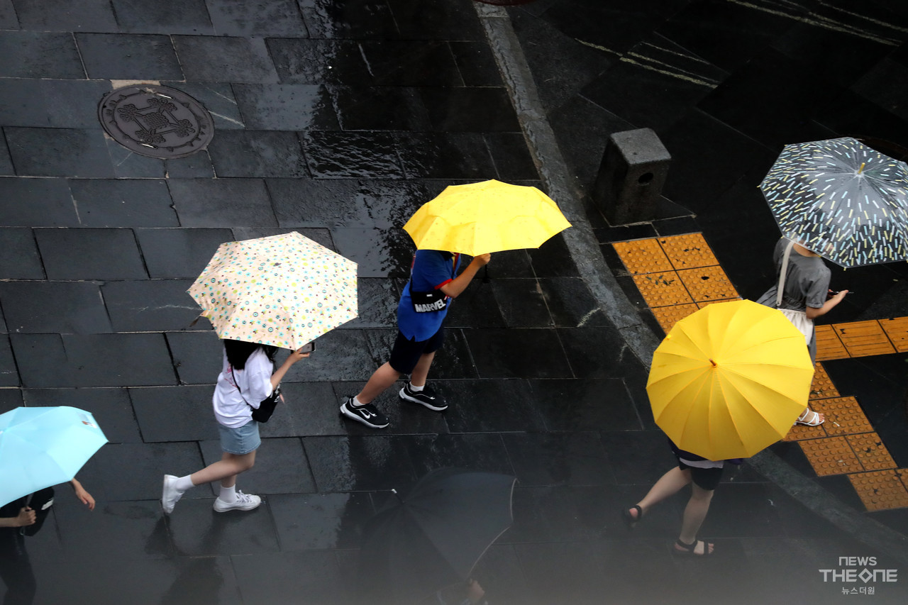 형형색색 우산을 쓰고 출근길을 재촉하는 행인들. (사진=최동환 기자)