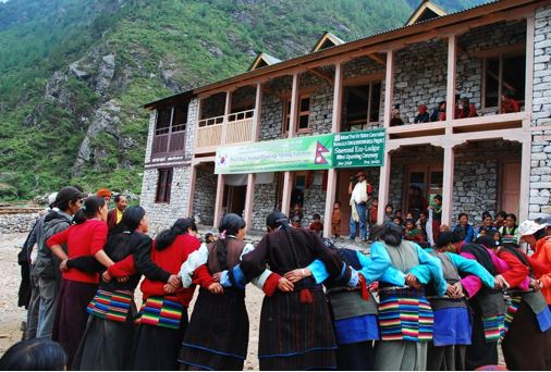 네팔 새마을 에코로지 준공을 축하하는 프록마을 주민들. (사진=전운성)