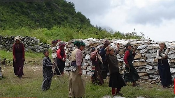 새마을 에코로지를 짓기 위해 일하는 프록마을 주민들. (사진=전운성)