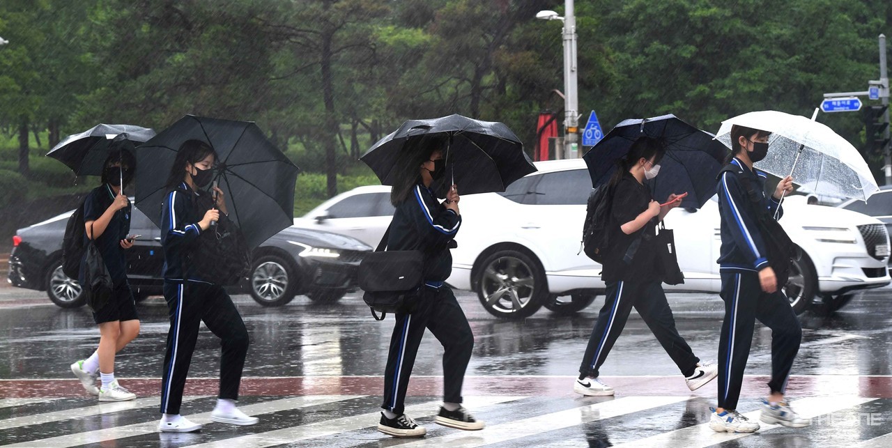 인천지역 호우특보가 발효된 13일 연수구에서 학생들이 우산을 쓰고 이동 하고 있다. (사진=임순석 기자)