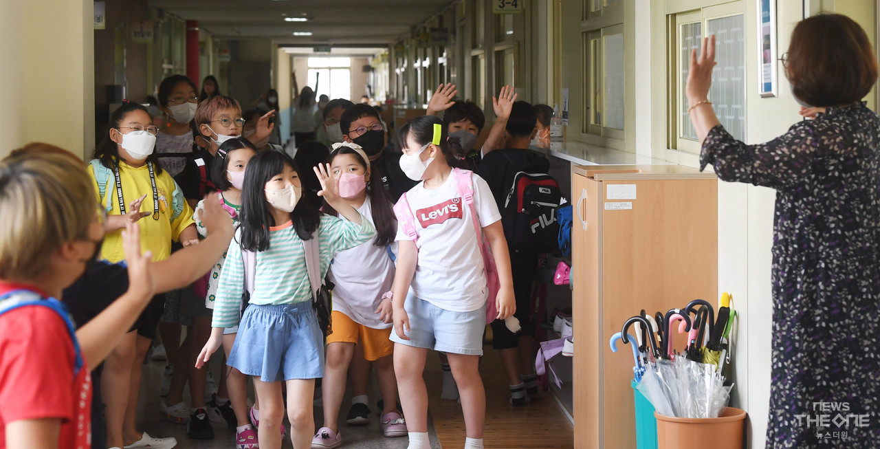 14일 오전 인천시 서구 불로초등학교에서 방학식을 마친 학생들이 교실을 나서며 선생님과 인사를 나누고 있다. (사진=임순석 기자)