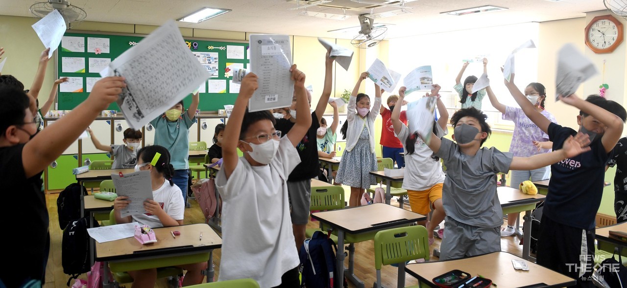 14일 오전 인천시 서구 불로초등학교에서 여름 방학을 맞은 3학년 3반 학생들이 방학생활계획서를 들어 보이며 즐거워 하고 있다. (사진=임순석 기자)
