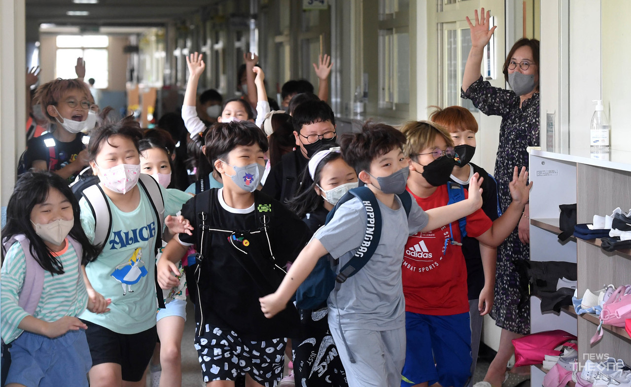 14일 오전 인천시 서구 불로초등학교에서 방학식을 마친 학생들이 학교 복도를 나오며 즐거워하고 있다. (사진=임순석 기자)